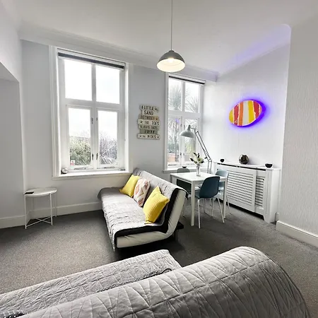 The Beach Life Retreat - Free Allocated Parking - Gym - Pool Table - Brought To You By Coastline Retreats-3
